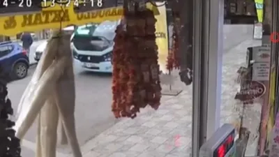 Fırtına reklam panosunu devirdi