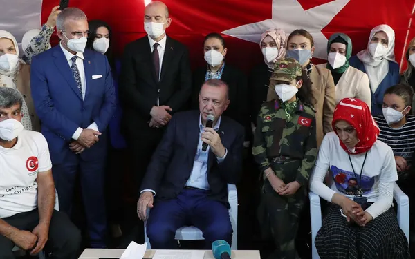 baskan-erdogandan-diyarbakirdaki-evlat-nobetinin-yil-donumune-ozel-paylasim-diyarbakir-annelerini-selamliyorum-1630697448476.jpg Başkan Erdoğan'dan Diyarbakır'daki evlat nöbetinin yıl dönümüne özel paylaşım: Diyarbakır Anneleri'ni selamlıyorum - 1