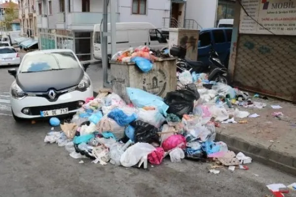 CHP'li belediye sayesinde Maltepe'de çöp dağları geri döndü! Klozet atan bile var - 1