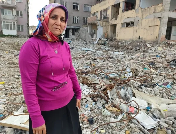 her-gun-geldigi-enkaz-bolgesinde-komsulari-ve-arkadaslari-icin-gozyasi-dokuyor-komsularim-halkimiz-yasasaydi-d-1684226611025.jpg Her gün geldiği enkaz bölgesinde, komşuları ve arkadaşları için gözyaşı döküyor: Komşularım, halkımız yaşasaydı da...