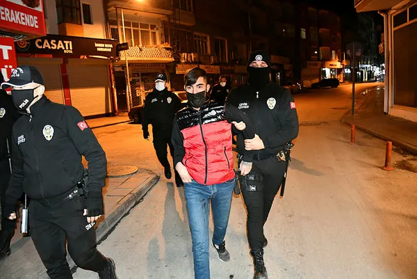 Küstah yanıt: Zeki Müren de izleyecek mi? | Aksaray’da kısıtlamaya uymayan genç polise yakalandı - 3