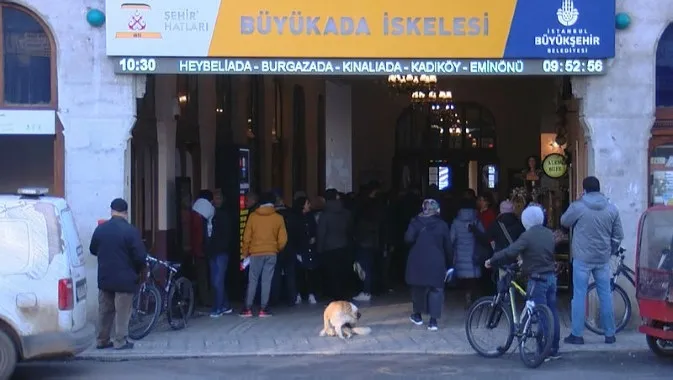 İBB'nin fahiş ulaşım zammı sonrası kart başvuru merkezi önünde kuyruk oluştu - 2