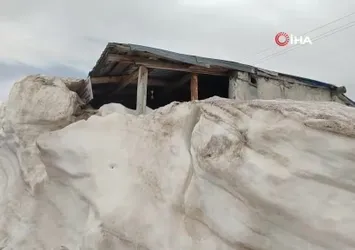 Ardanuç'ta yayla evleri kar altında