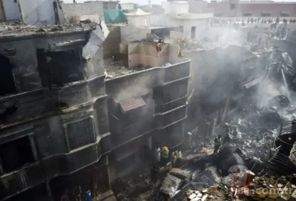 Pakistan'daki feci uçak kazasında sadece iki kişi kurtuldu! 97 kişi hayatını kaybetti! 4