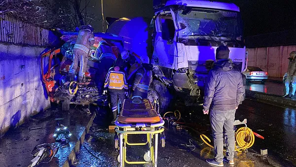 Sarıyer'de feci kaza! Beton mikseri ile kamyon çarpıştı - 1