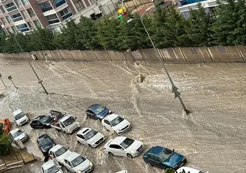 Ankara'da sel! Sokaklar göle döndü araçlar yollarda kaldı: 1 kişi yaralandı