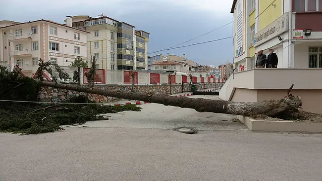 Tokat'ta fırtına kabusu! Çatılar uçtu metruk binanın duvarı yıkıldı - 4