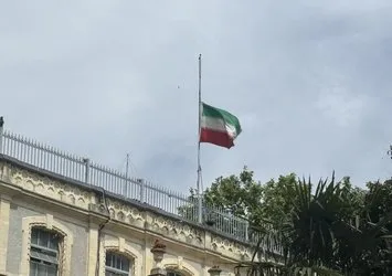İran İstanbul Başkonsolosluğunda bayraklar yarıya indirildi