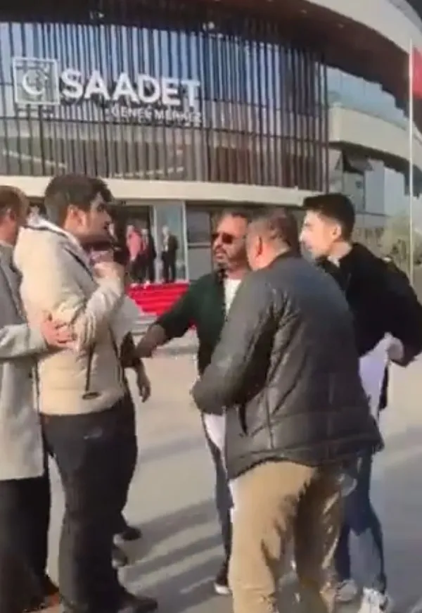 6li-koalisyon-isi-demokrasi-kemal-kilicdaroglunu-protesto-eden-genclere-mudahale-1677774245135.jpg 6'lı koalisyon işi ifade özgürlüğü! Kemal Kılıçdaroğlu'nu protesto eden gençlere müdahale - 3