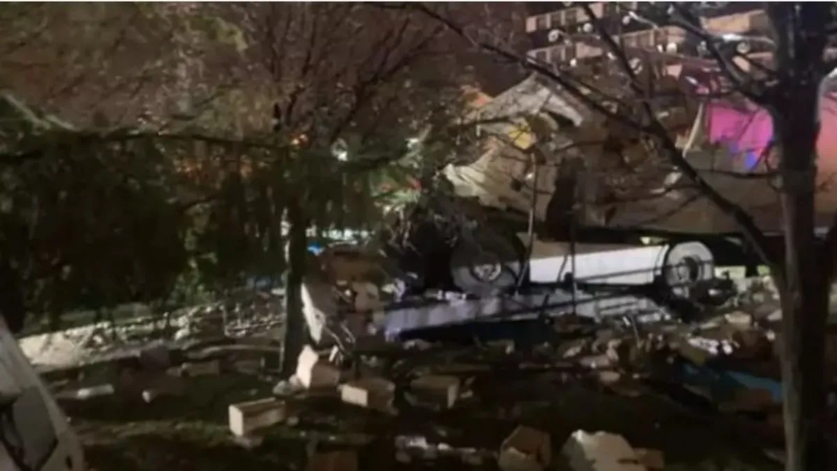 Ankara'da freni boşalan TIR parka daldı