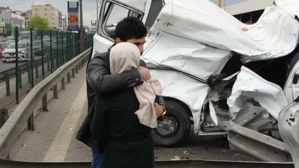 pendikte-minibus-bariyerlere-carparak-taklalar-atti-o-anlar-kamerada-1651670449325.jpg Pendik’te minibüs bariyerlere çarparak taklalar attı! O anlar kamerada - 3