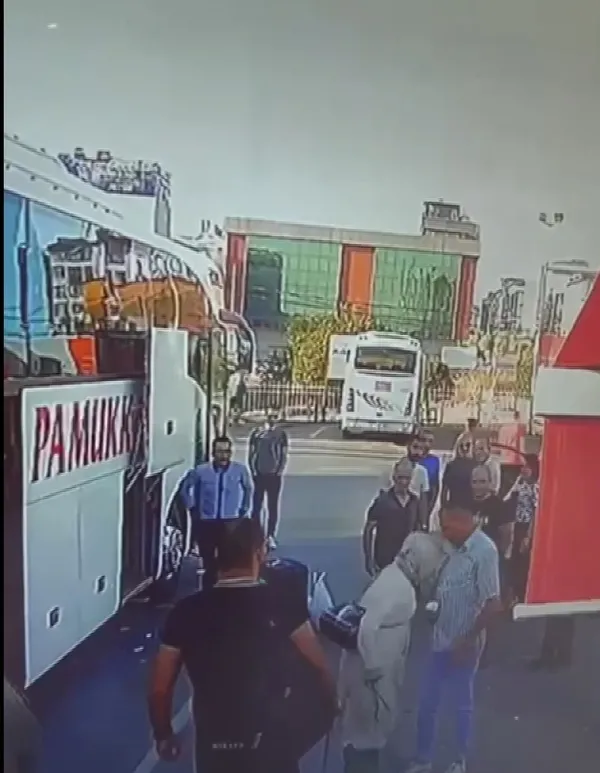 umraniyede-gozu-donen-sahis-taksi-duragini-karistirdi-cay-doktu-kafa-atti-1656682052858.jpg Ümraniye’de gözü dönen şahıs taksi durağını karıştırdı: Çay döktü, kafa attı - 1