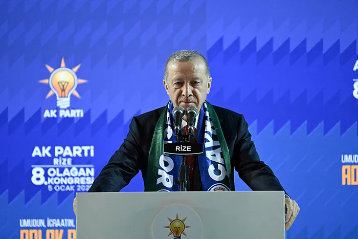 baskan-erdogandan-terorsuz-turkiye-vurgusu-attigimiz-adimlar-milletin-hayrina-olacak-1736078670090.jpg Başkan Erdoğan, partisinin Rize 8. Olağan İl Kongresi'nde konuştu (AA)