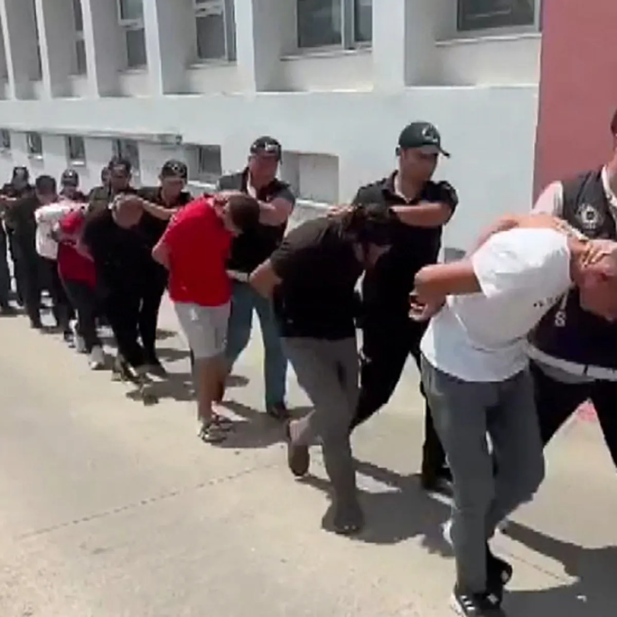Adana'da uyuşturucu tacirlerine operasyon: 58 tutuklama