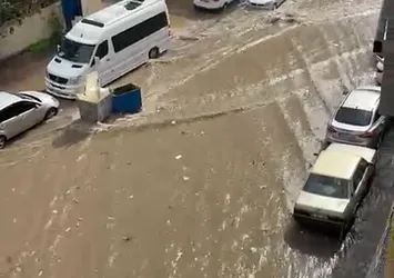 Kısa süren yağış hayatı felç etti