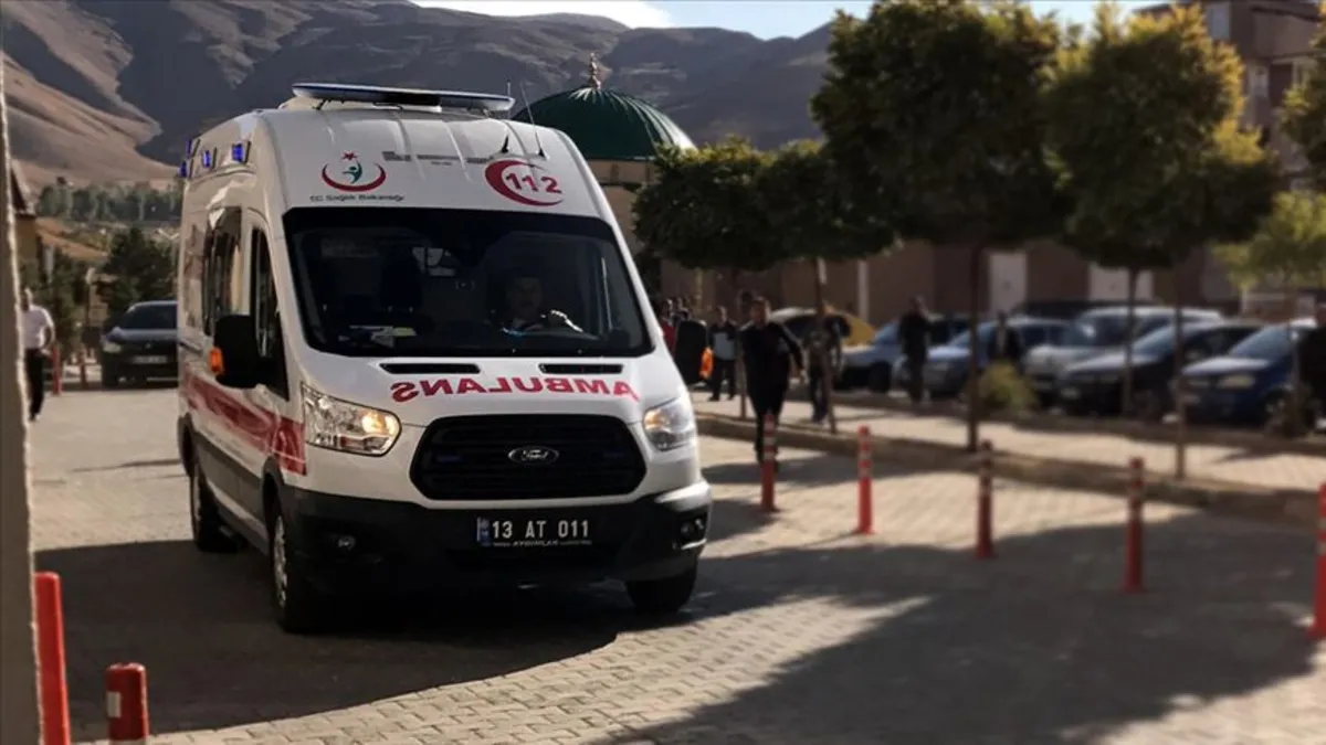 Siirt'te yolcu otobüsü bariyerlere çarptı