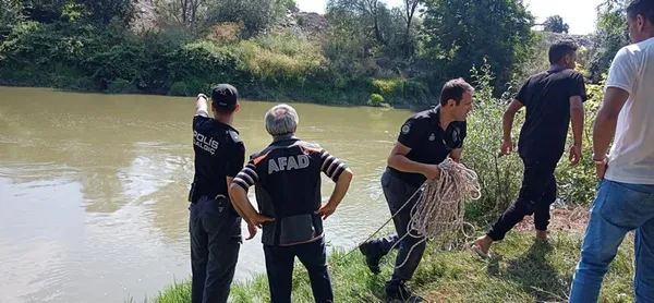 sakarya-nehrinde-akintiya-kapilan-10-yasindaki-muhammedin-cansiz-bedeni-bulundu-1657103032580.jpg Sakarya Nehri'nde akıntıya kapılan 10 yaşındaki Muhammed'in cansız bedeni bulundu - 3