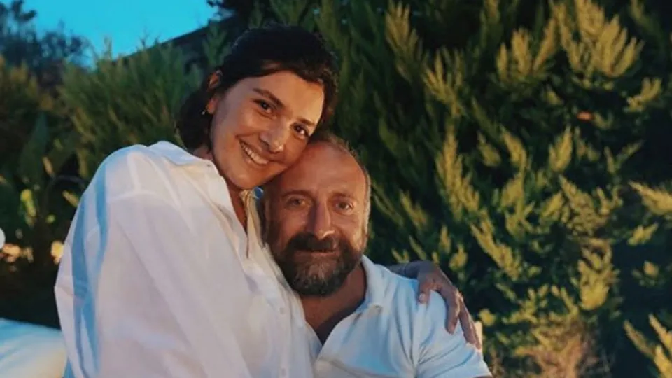 Bergüzar Korel ve Halit Ergenç’ten evlilik yıl dönümlerinde romantik kutlama
