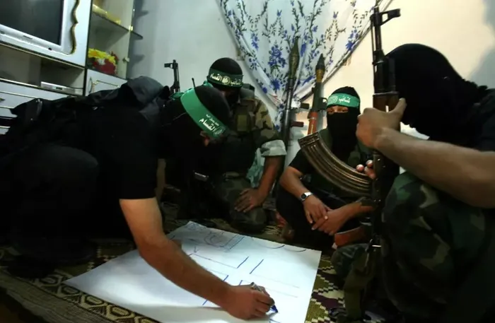 abd-basinindan-flas-iddia-gazzede-golge-donemi-hamasin-basina-muhammed-sinvar-mi-gecti-1736864048500.jpg Hamas'ın silahlı kanadı Kassam Tugayları operasyon düzenlerken çekilmiş fotoğraf (Arşiv)