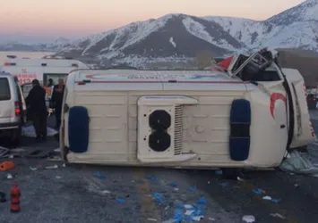 Ambulansla kamyonet çarpıştı: 4 ölü, 1 yaralı