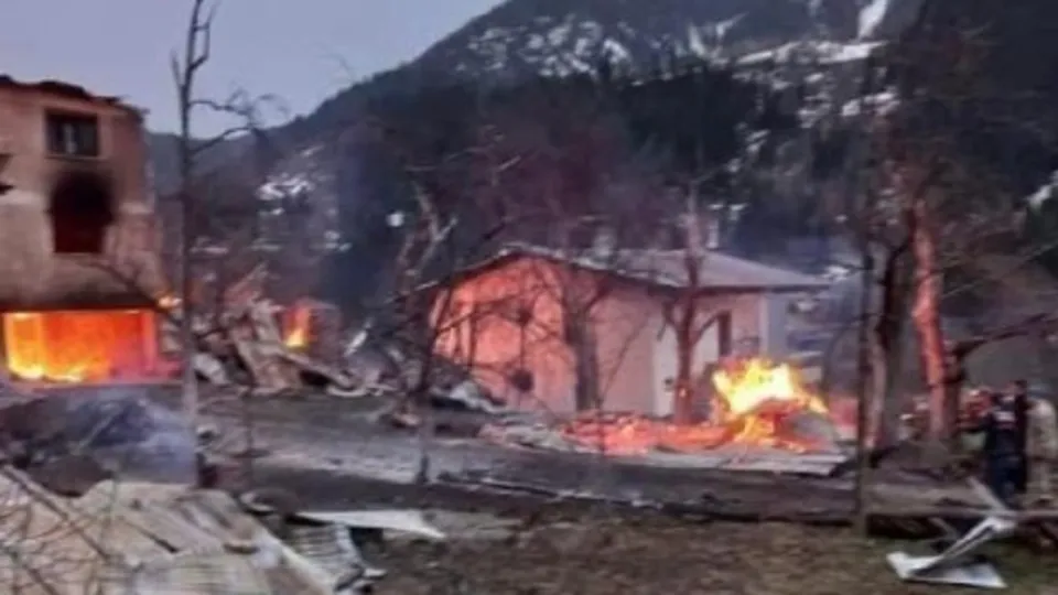 Artvin’de 6 ev küle döndü! 1 ölü, 1 kayıp