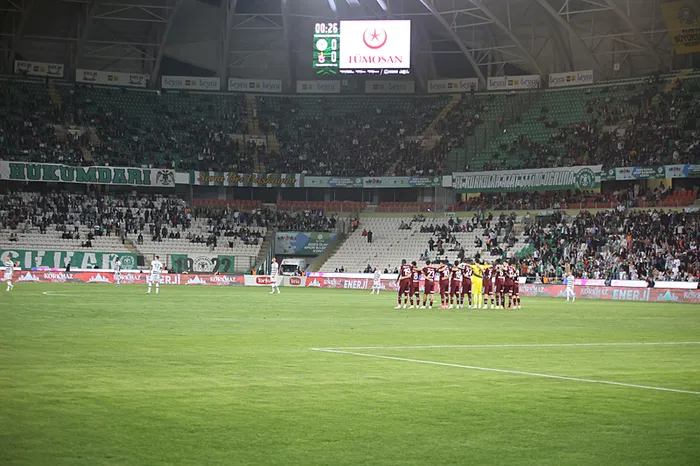 1712171147079.jpg Trabzonspor'dan Konyaspor maçı öncesi Fenerbahçe protestosu: Adaletsizliğinize karşı dik duruşumuz sonsuza kadar devam edecek - 2