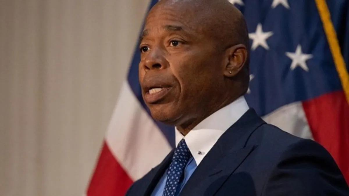 New York Belediye Başkanı yeniden seçim kampanyasından çekildi!