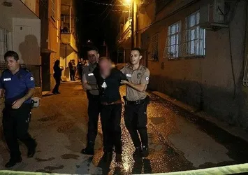 Oturduğu binanın merdivenlerini ateşe verdi!