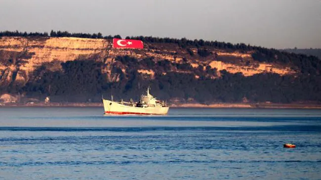 Rus savaş gemisi ’Saratov’ Çanakkale Boğazı’ndan geçti