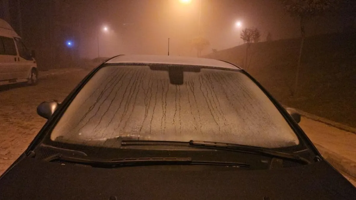 Elazığ'da dondurucu soğuk! Camlar buz tuttu