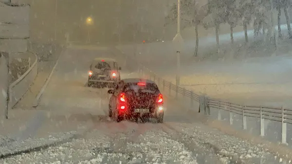 İstanbul’da kar esareti: Yollar trafiğe açıldı uçuşlar başladı! | Dakika dakika gelişmeler...