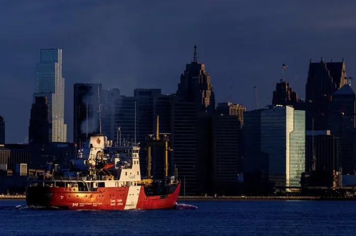 ticaret-savasi-kizisti-trumptan-tarifeleri-ikiye-katlama-karari-1741070921092.jpg Kanada sahil güvenlik gemisi, Kanada'nın Windsor, Ontario ve Detroit, Michigan, ABD'yi birbirine bağlayan Detroit Nehri'nde seyrediyor, ABD tarifeleri ve Kanada'nın misilleme önlemleri nedeniyle ticaret gerginlikleri tırmanırken, 4 Şubat 2025'te Kanada'nın Windsor, Ontario bölgesinde. (REUTERS)