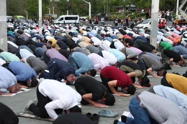 Diyanet İşleri Başkanı Erbaş Taksim Camii'ndeki hutbeye neden kılıçla çıkmadı? Tarihi gelenek nereden geliyor? - 1