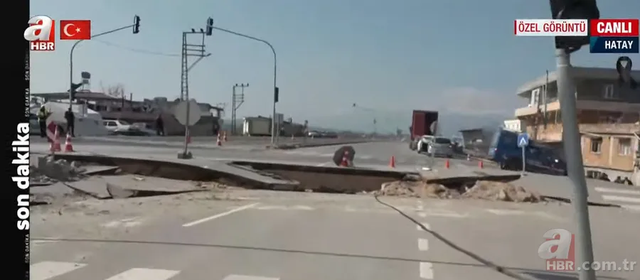 Deprem DEV çukurlara neden oldu! İşte ürküten YIKIM... Yol bu hale geldi 11