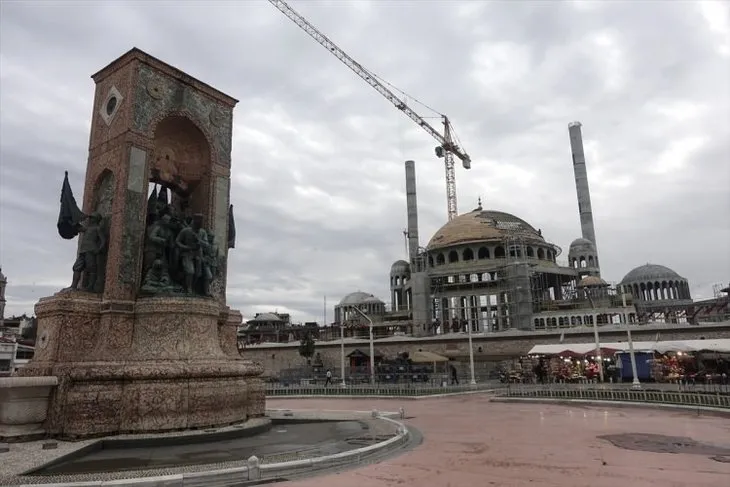 Taksim Camii minaresi külah bölümü yerleştirildi