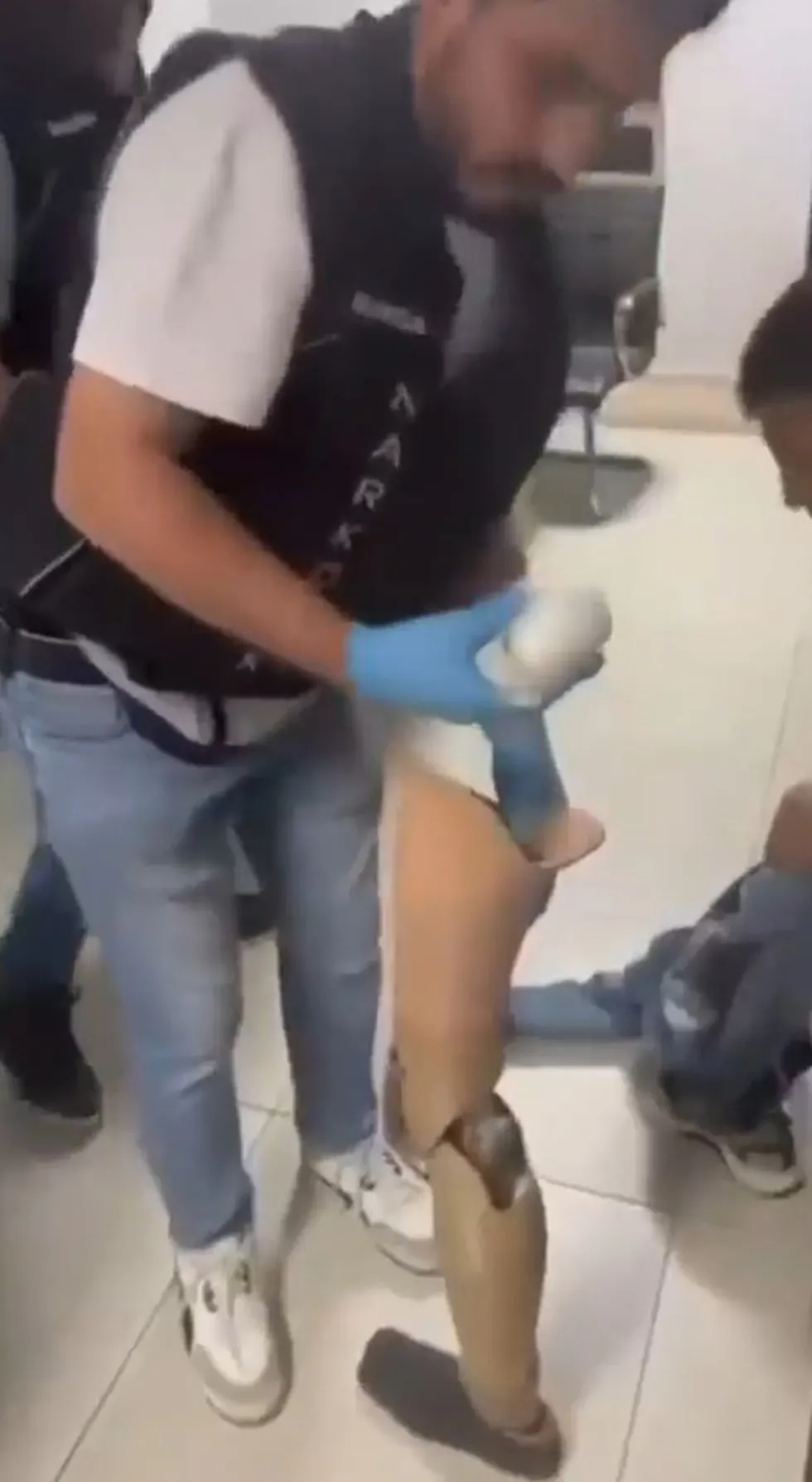 Protez bacakta uyuşturucu düzeneği! Narkotik ekiplerinden operasyon: 830 gram metamfetamin ele geçirildi - 3