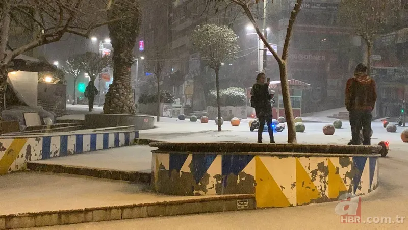 İstanbul beyaz örtüyle kaplandı! Ulaşımda aksama | Vali Yerlikaya uyardı: Zorunlu olmadıkça trafiğe çıkmayın 15