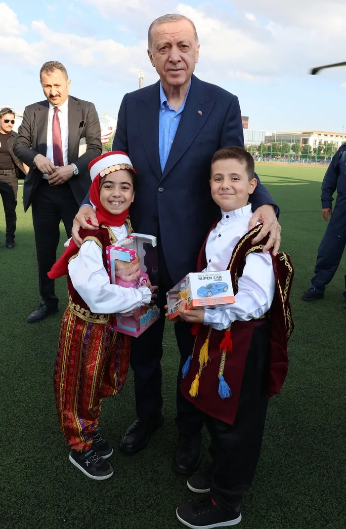 son-dakika-baskan-recep-tayyip-erdogandan-sakaryada-kritik-aciklamalar-1664030403000.jpg Başkan Recep Tayyip Erdoğan'dan Sakarya'da 6'lı masaya eleştiri! "El atına binen tez iner" - 13