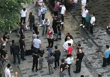 Taksim'de şoke eden olay! Makas ve bıçaklar devreye girdi