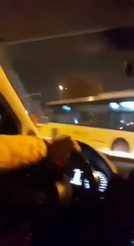 kirmizi-isikta-gecen-iett-kazaya-sebep-oldu-o-anlar-kamerada-1670226305259.jpg Kırmızı ışıkta geçen İETT kazaya sebep oldu! O anlar kamerada - 3