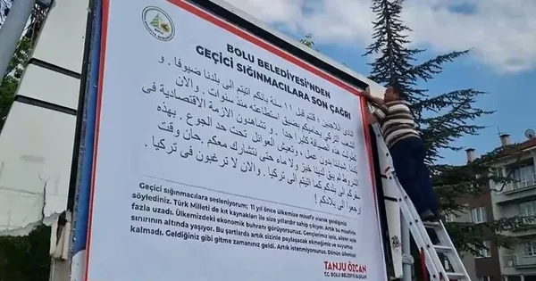 CHP’li Bolu Belediye Başkanı Tanju Özcan’ın astırdığı ırkçı afişler toplatıldı