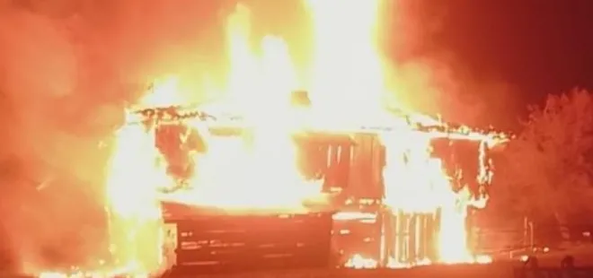 Kastamonu'da iki katlı ev ve ahırda yangın