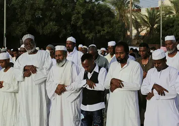 Sudan’da bayram namazı yasak dinlemedi!