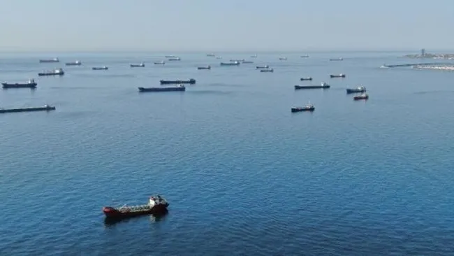Zeytinburnu açıklarında onlarca gemi koronavirüs salgınının bitmesini bekliyor - 2