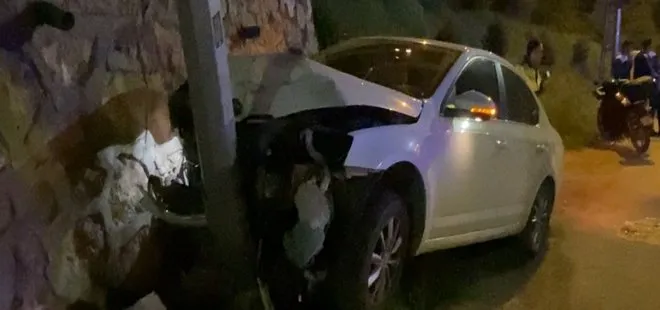 Elazığ'da otomobil kontrolden çıktı: Aydınlatma direğine çarptı
