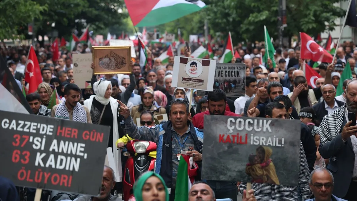 Elazığ da binlerce kişi Filistin için yürüdü