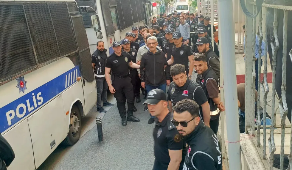 chpli-buyukcekmecede-yolsuzluk-carki-villa-rusveti-ve-basketbol-takimi-uzerinden-kirli-para-trafigi-1777650711244.jpg CHP'li Büyükçekmece’de yolsuzluk çarkı! Villa rüşveti ve basketbol takımı üzerinden kirli para trafiği - 3