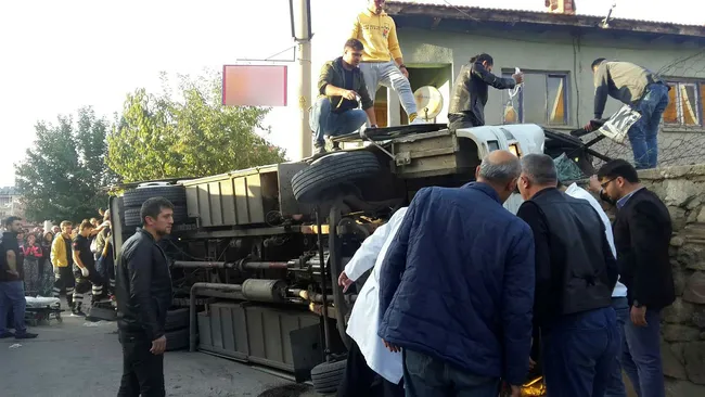 Uşak’ta işçileri taşıyan servis aracı devrildi: 14 kişi yaralandı - 1