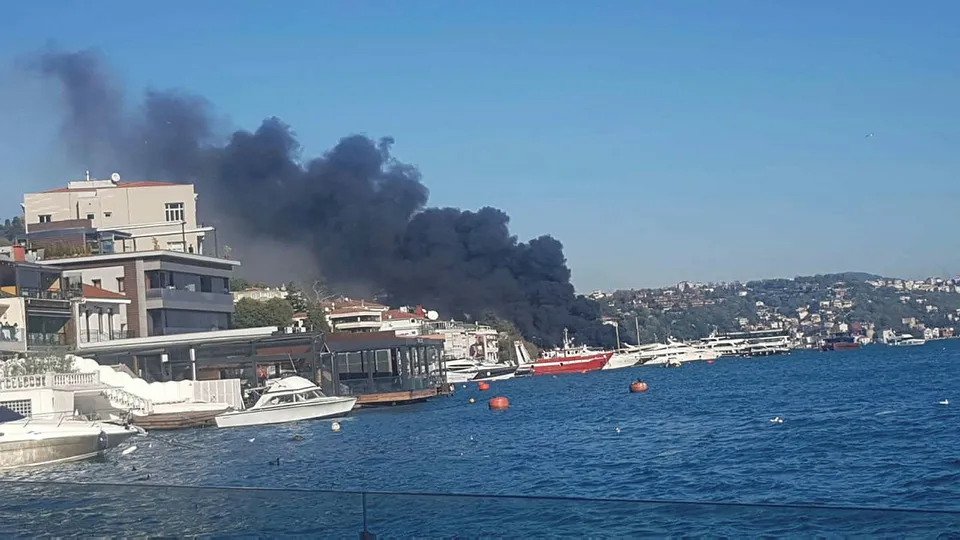 Beşiktaş Bebek Sahil’de teknede korkutan yangın!