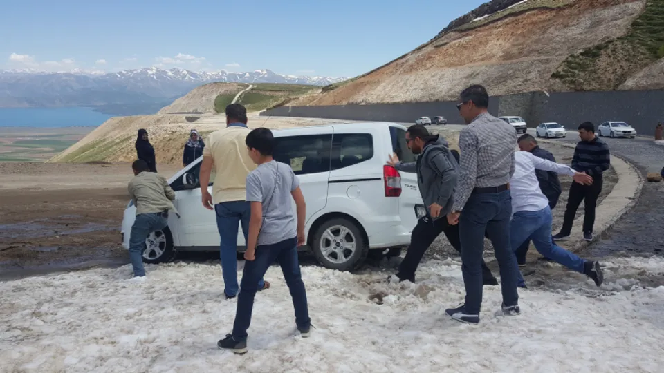 Yaz günü onlarca araç karda mahsur kaldı